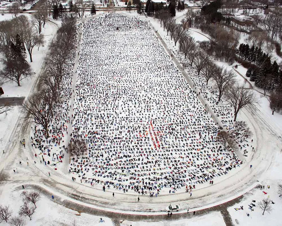 Snow angel record of 8962 people, North Dakota (2007)
